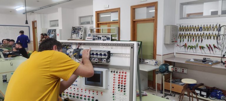 100% de inserción laboral para el ciclo de Sistemas Electrotécnicos