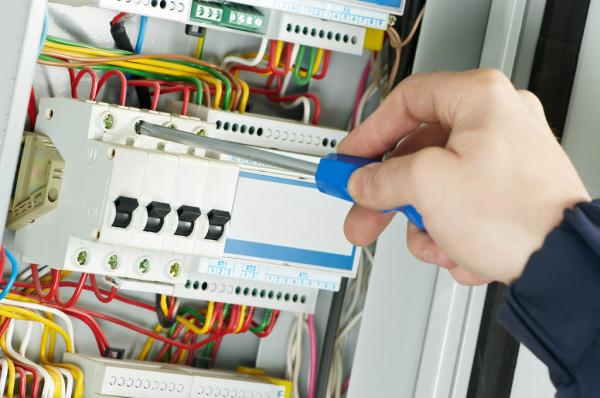 ¿Quieres ser instalador eléctrico autorizado en Andalucía y firmar boletines? Te contamos cómo